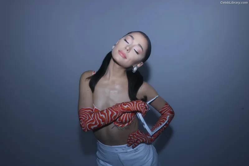 Ariana Grande photo 10 of 3118