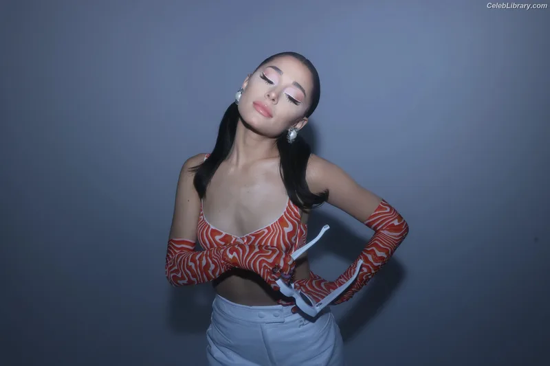 Ariana Grande photo 11 of 3118