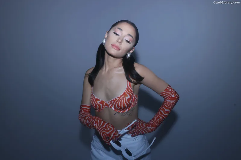 Ariana Grande photo 12 of 3118