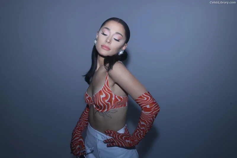 Ariana Grande photo 13 of 3118
