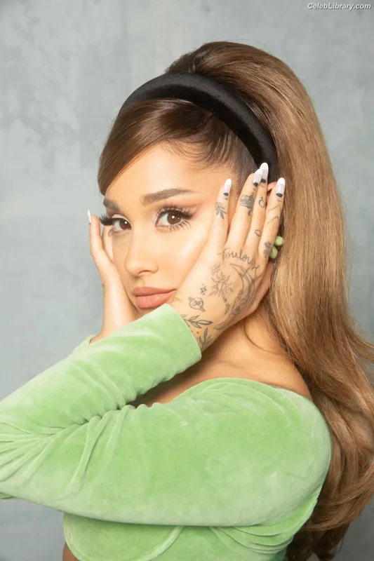 Ariana Grande photo 24 of 3118