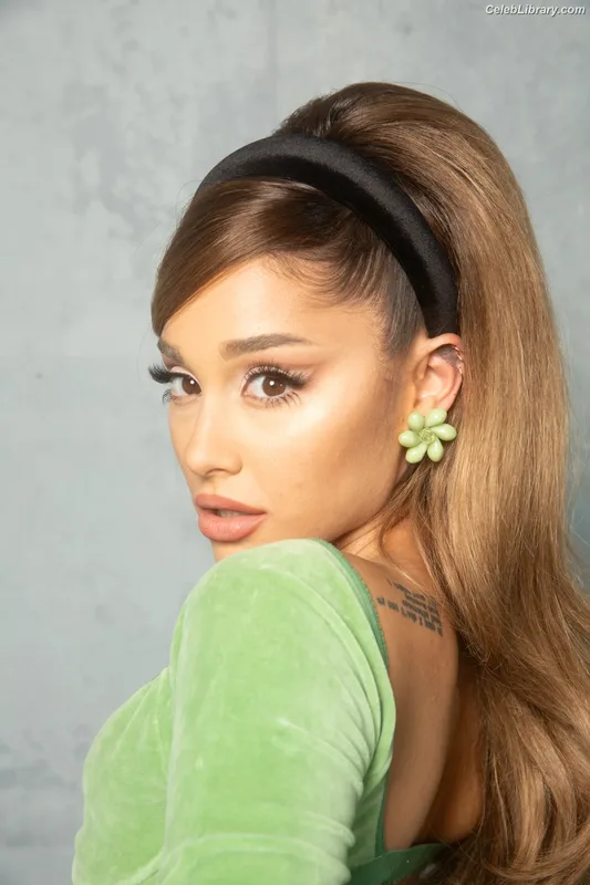Ariana Grande photo 3 of 3118