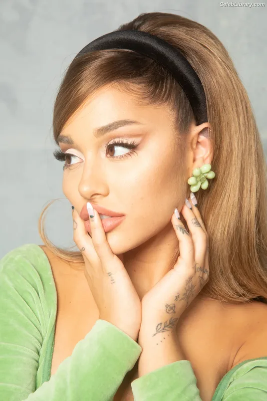 Ariana Grande photo 13 of 3118