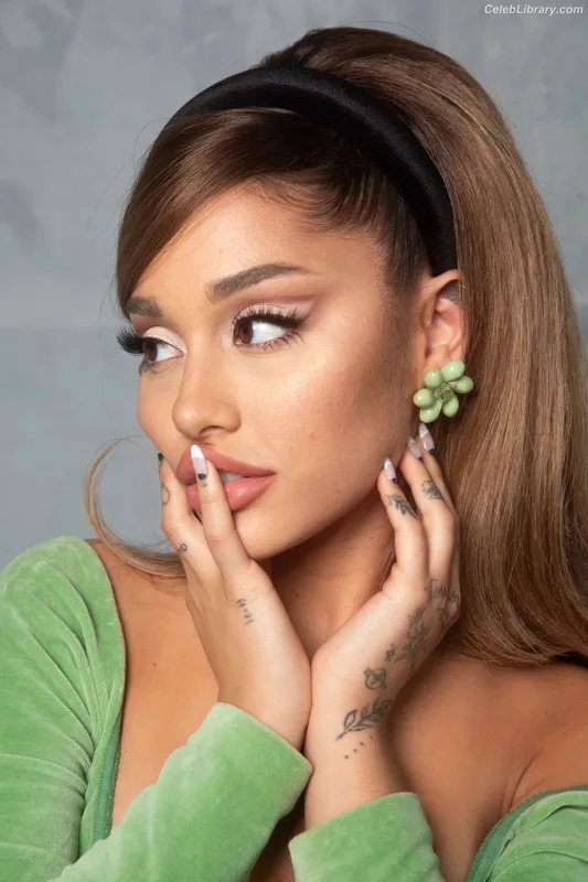 Ariana Grande photo 14 of 3118