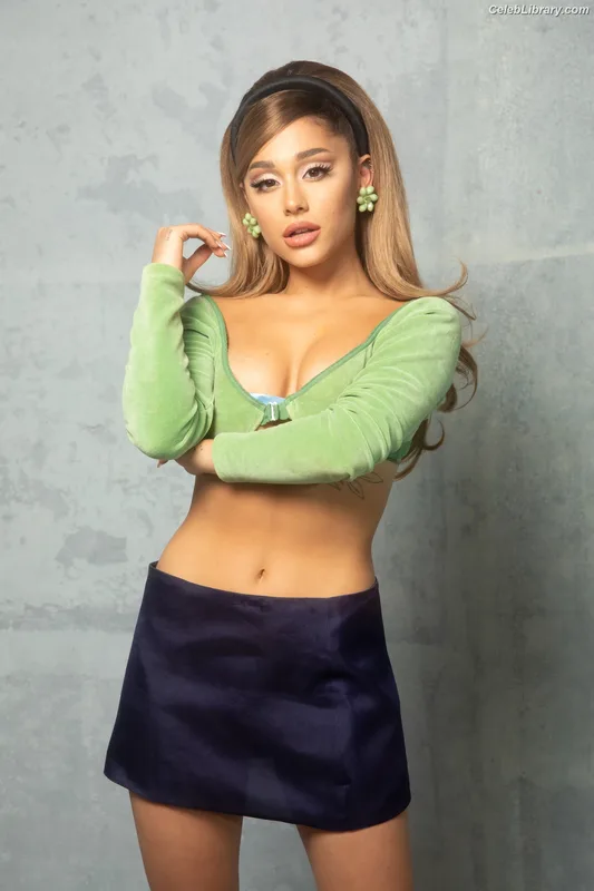 Ariana Grande photo 15 of 3118
