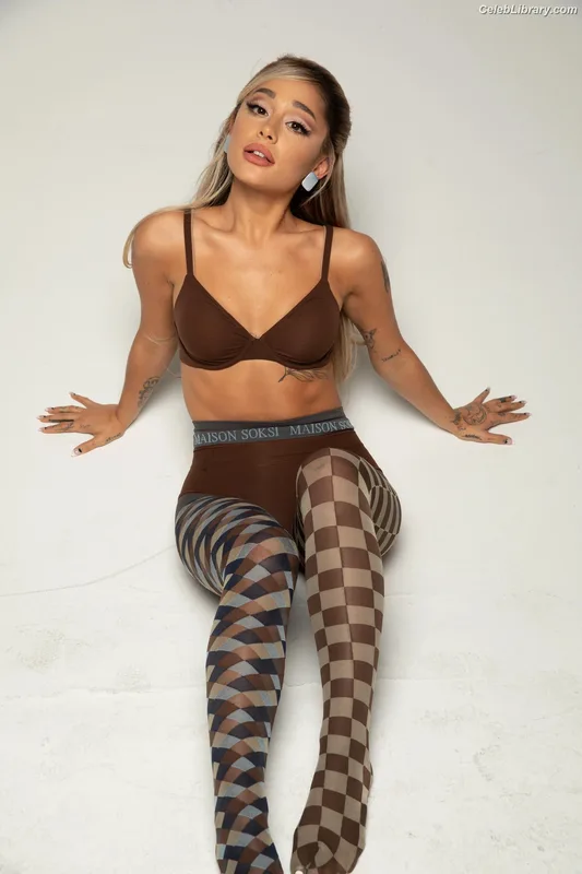 Ariana Grande photo 21 of 3118