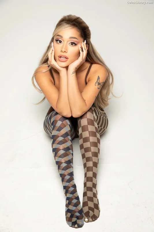 Ariana Grande photo 23 of 3118
