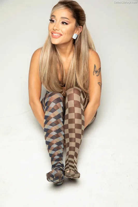Ariana Grande photo 4 of 3118