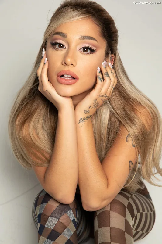 Ariana Grande photo 6 of 3118