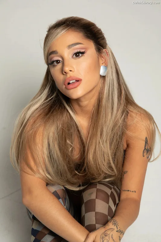 Ariana Grande photo 7 of 3118
