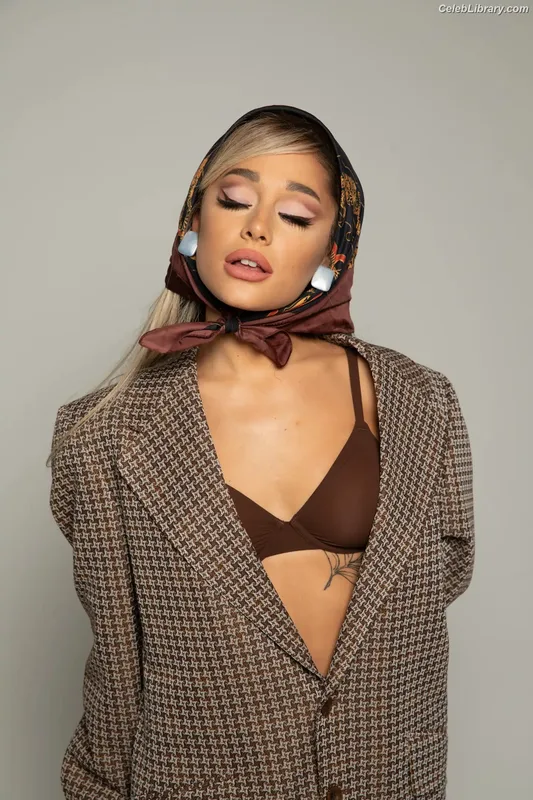 Ariana Grande photo 8 of 3118