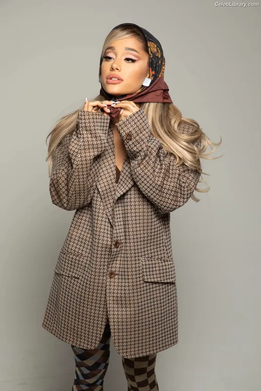 Ariana Grande photo 11 of 3118