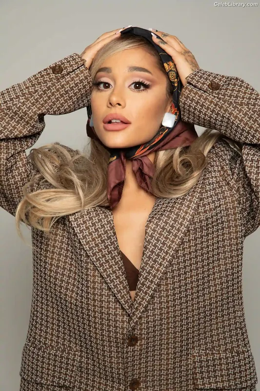 Ariana Grande photo 12 of 3118