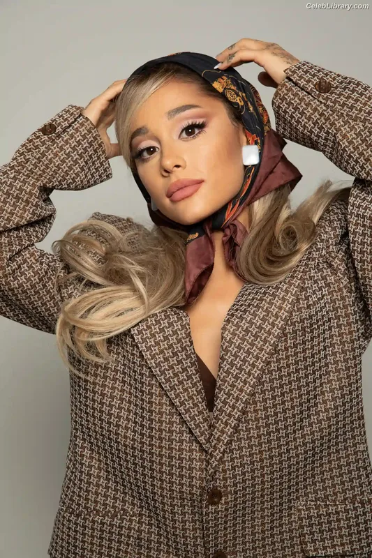Ariana Grande photo 13 of 3118