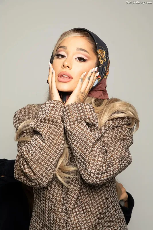 Ariana Grande photo 14 of 3118