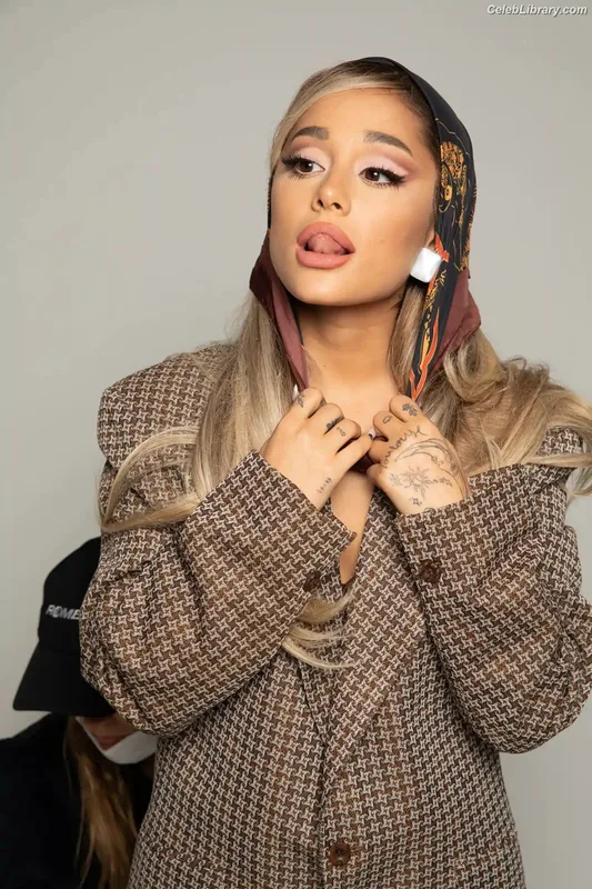 Ariana Grande photo 15 of 3118