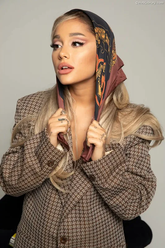 Ariana Grande photo 16 of 3118
