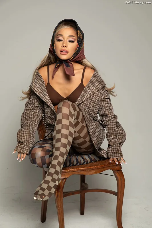 Ariana Grande photo 17 of 3118