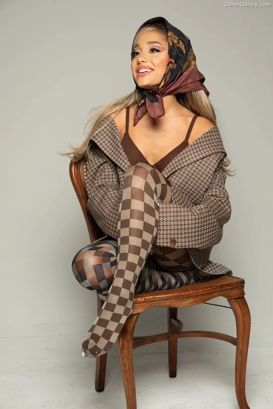 Ariana Grande photo 18 of 3118