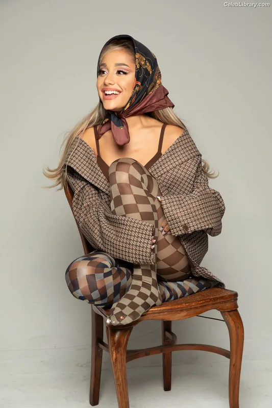 Ariana Grande photo 19 of 3118