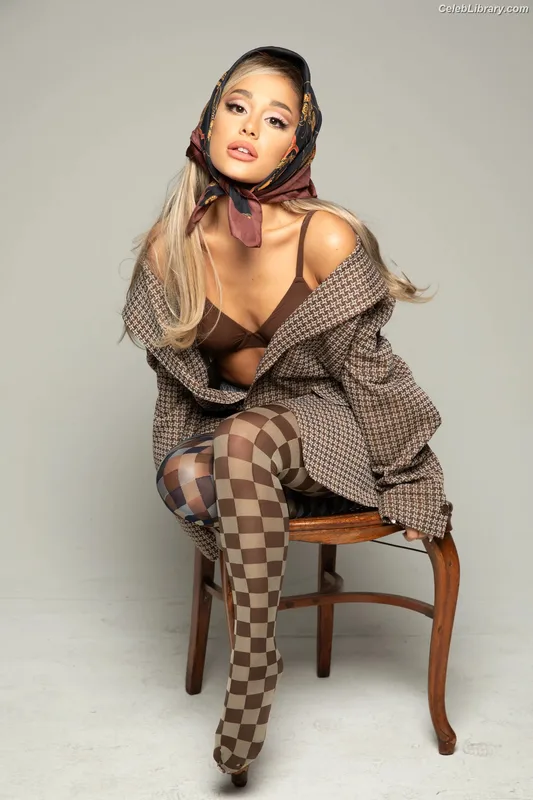 Ariana Grande photo 22 of 3118