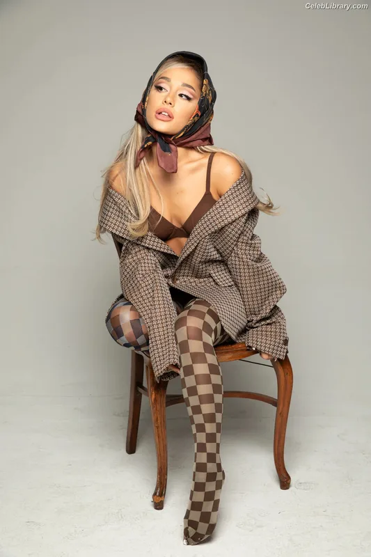 Ariana Grande photo 23 of 3118