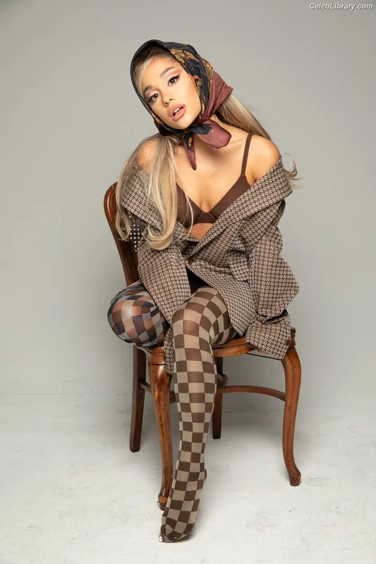 Ariana Grande photo 24 of 3118