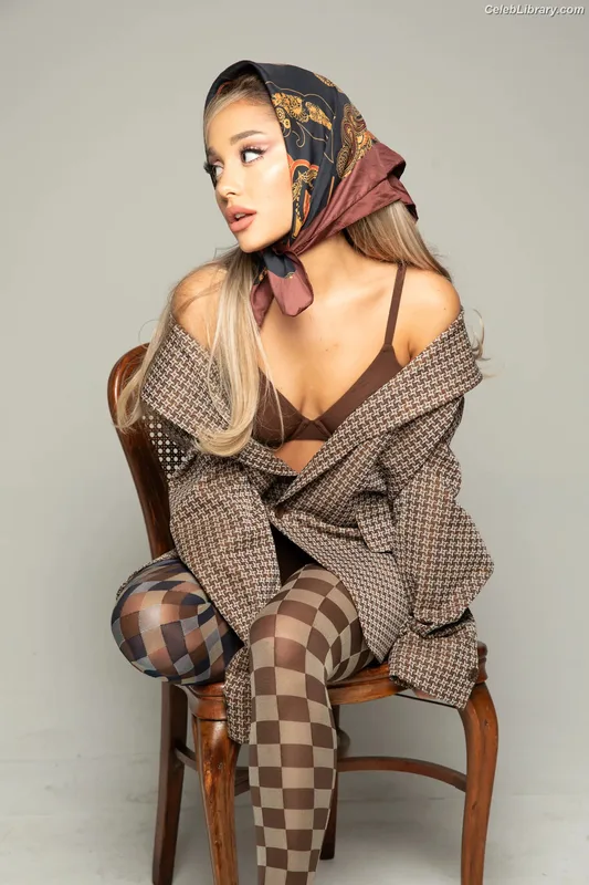 Ariana Grande photo 1 of 3118