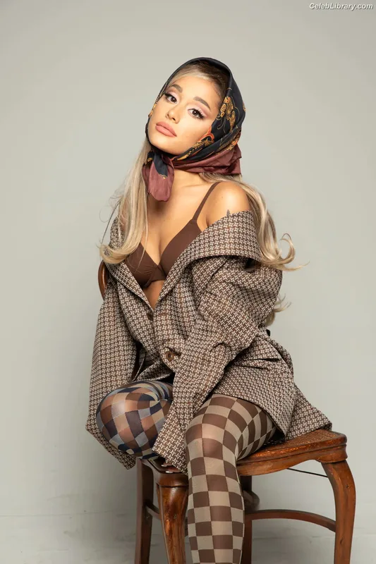 Ariana Grande photo 2 of 3118
