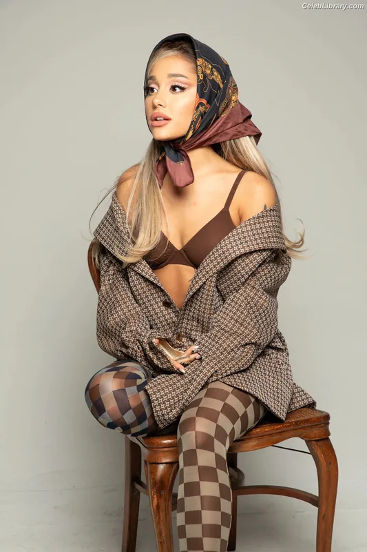 Ariana Grande photo 3 of 3118
