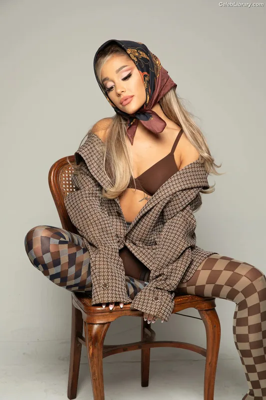 Ariana Grande photo 5 of 3118