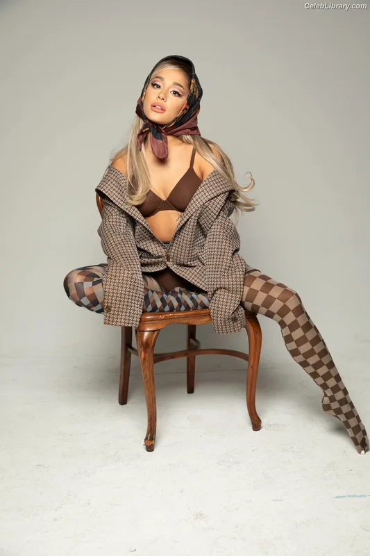 Ariana Grande photo 7 of 3118