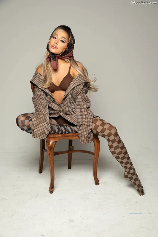 Ariana Grande photo 8 of 3118