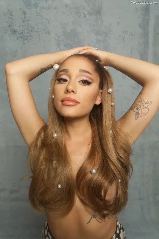 Ariana Grande photo 16 of 3118