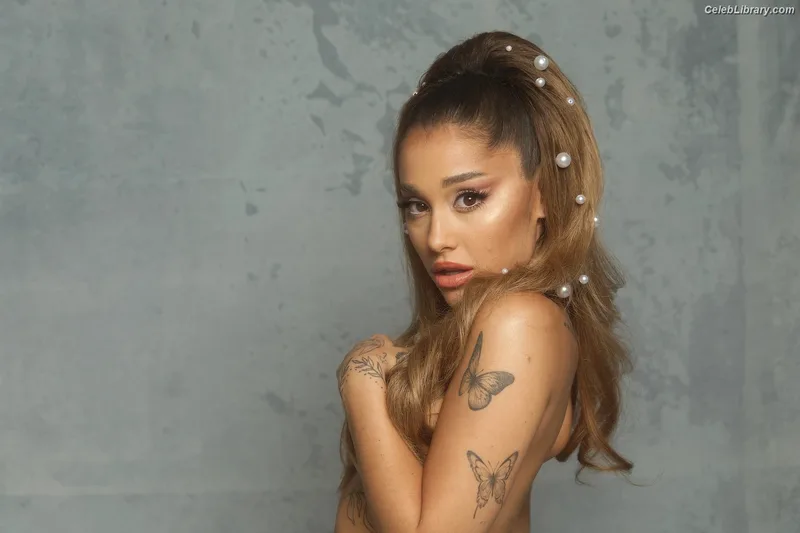 Ariana Grande photo 4 of 3118