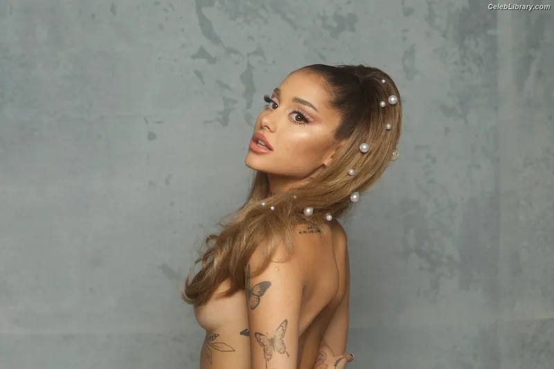 Ariana Grande photo 17 of 3118