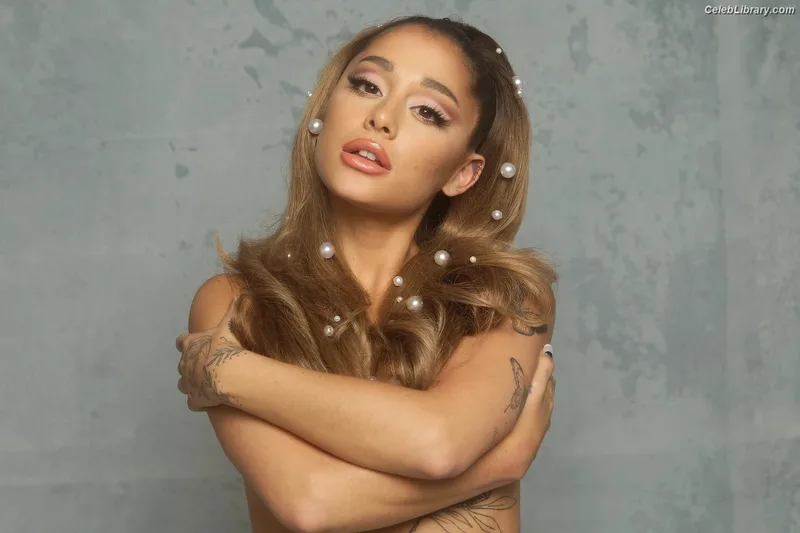 Ariana Grande photo 7 of 3118