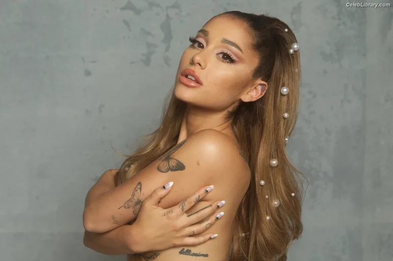 Ariana Grande photo 19 of 3118