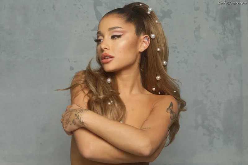 Ariana Grande photo 22 of 3118