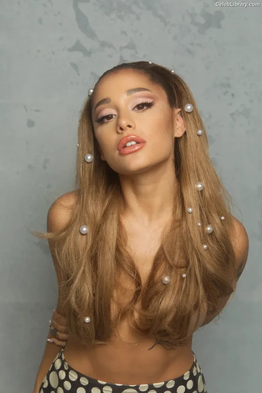 Ariana Grande photo 8 of 3118