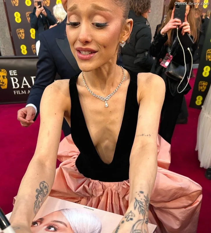 Ariana Grande photo 15 of 3118