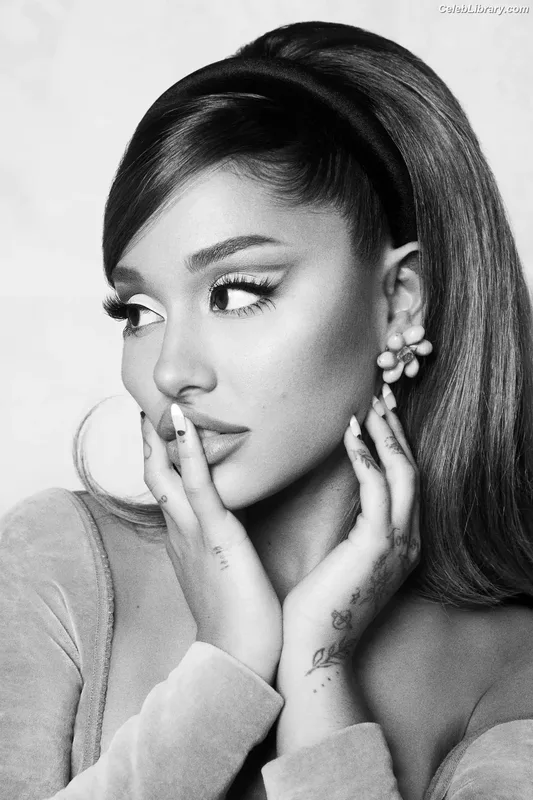 Ariana Grande photo 8 of 3118