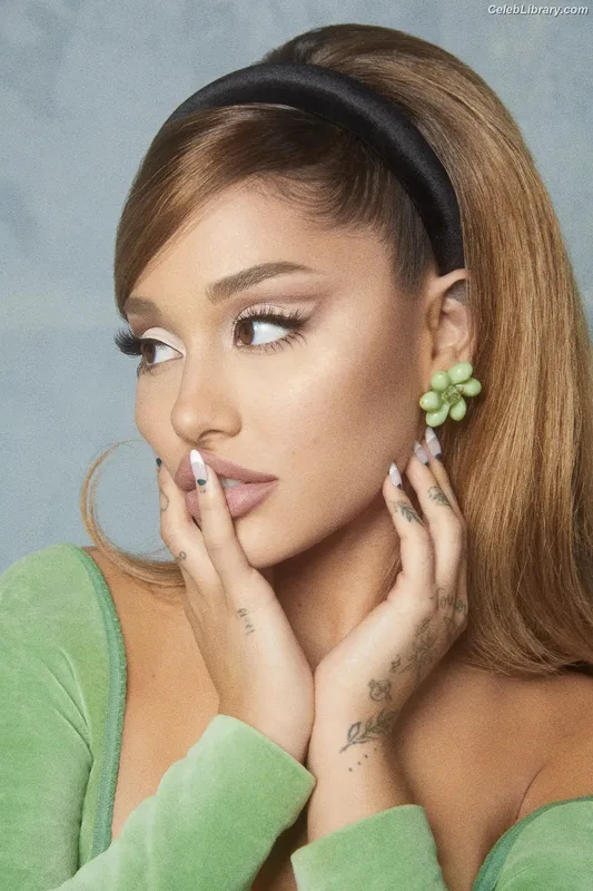 Ariana Grande photo 9 of 3118