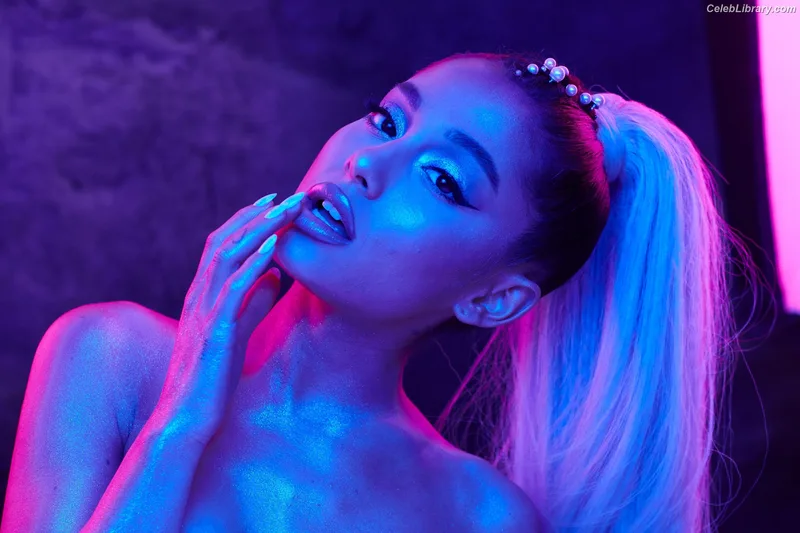 Ariana Grande photo 13 of 3118