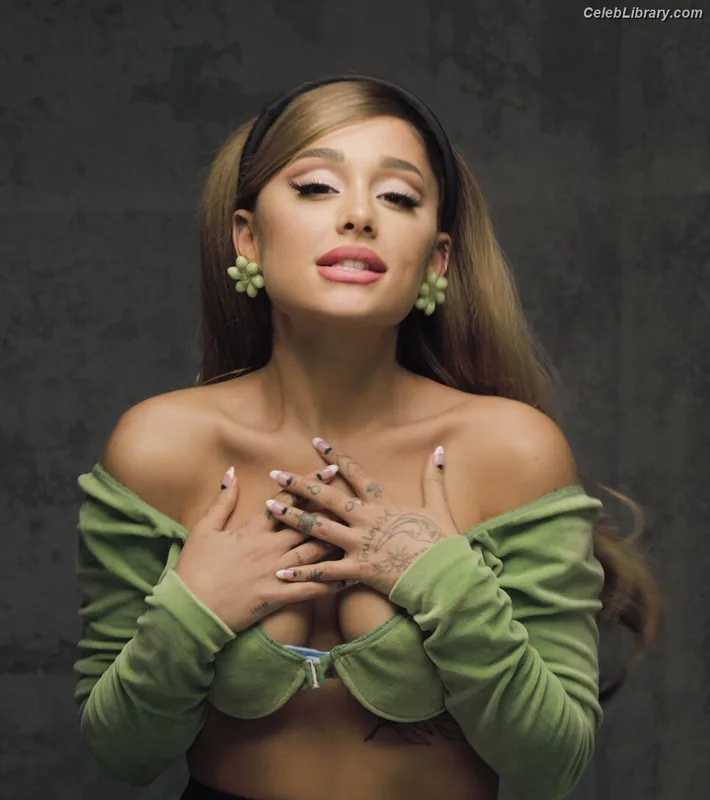 Ariana Grande photo 24 of 3118