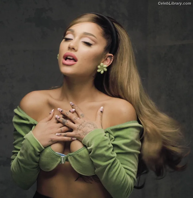 Ariana Grande photo 1 of 3118
