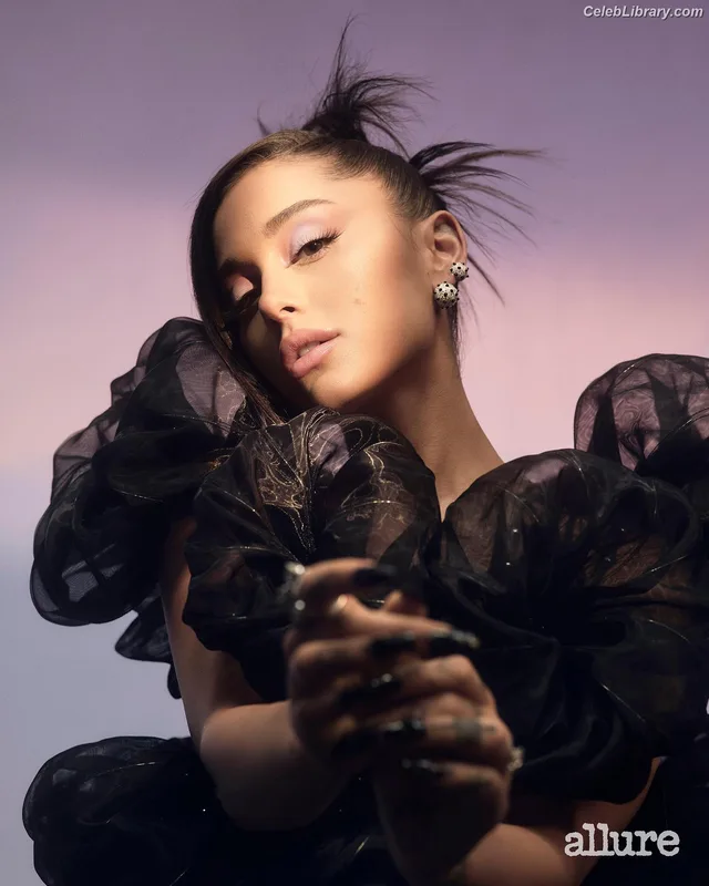 Ariana Grande photo 5 of 3118
