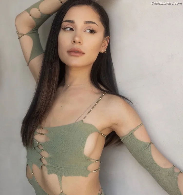 Ariana Grande photo 6 of 3118