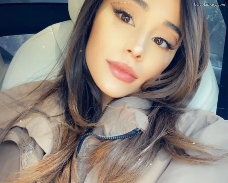 Ariana Grande photo 13 of 3118