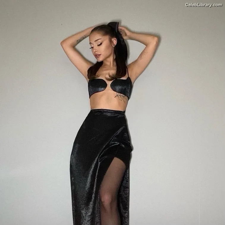 Ariana Grande photo 14 of 3118